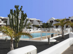 Lavish Holiday Home in Playa Blanca with Pool